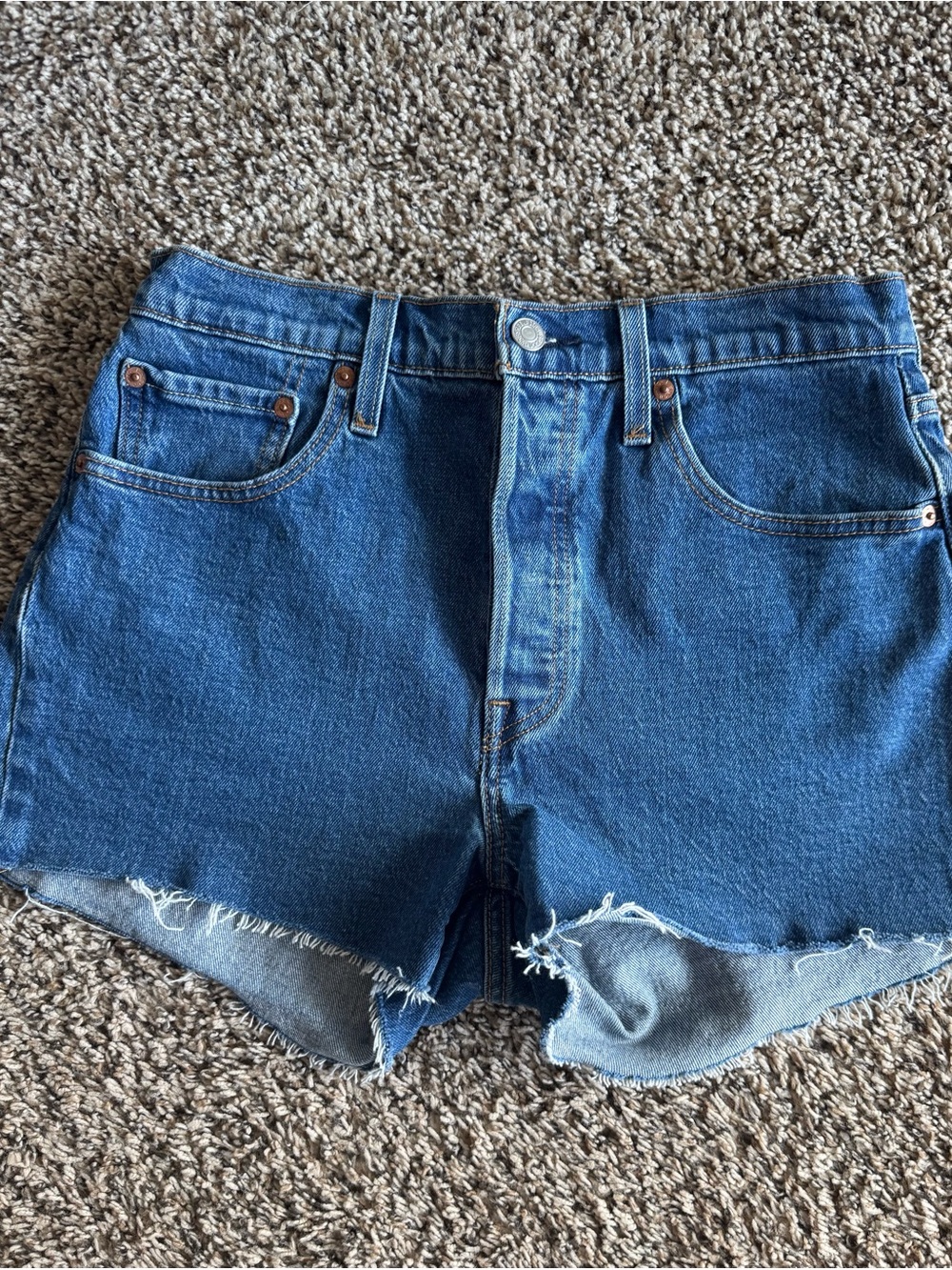 LEVIS 501 medium wash denim shorts (new) no tags